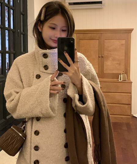 우 77 오트밀 색상 이중 버튼 서클 털 여성 코트 부드러운 털이 많은 루즈핏 슬림해 보이는 스탠드 칼라 중간 길이 맨위