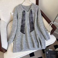 批发实拍高级感丝巾V领毛衣女早秋款<b class='q'>大码</b>胖mm中长款遮屁股上衣针织衫