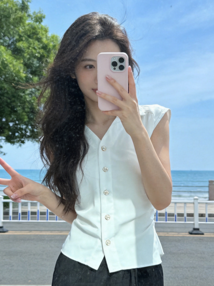 프랑스식 출퇴근 바람 단추 V넥 단색 민소매 셔츠 2026 년 여름 새로운 품격 슬림해 보이는 아름다운 맨위