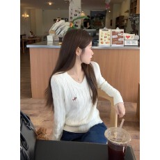 批发实拍 奶白色V领<b class='q'>修身</b>小狗提花针织衫上衣女高级感套头内搭毛衣