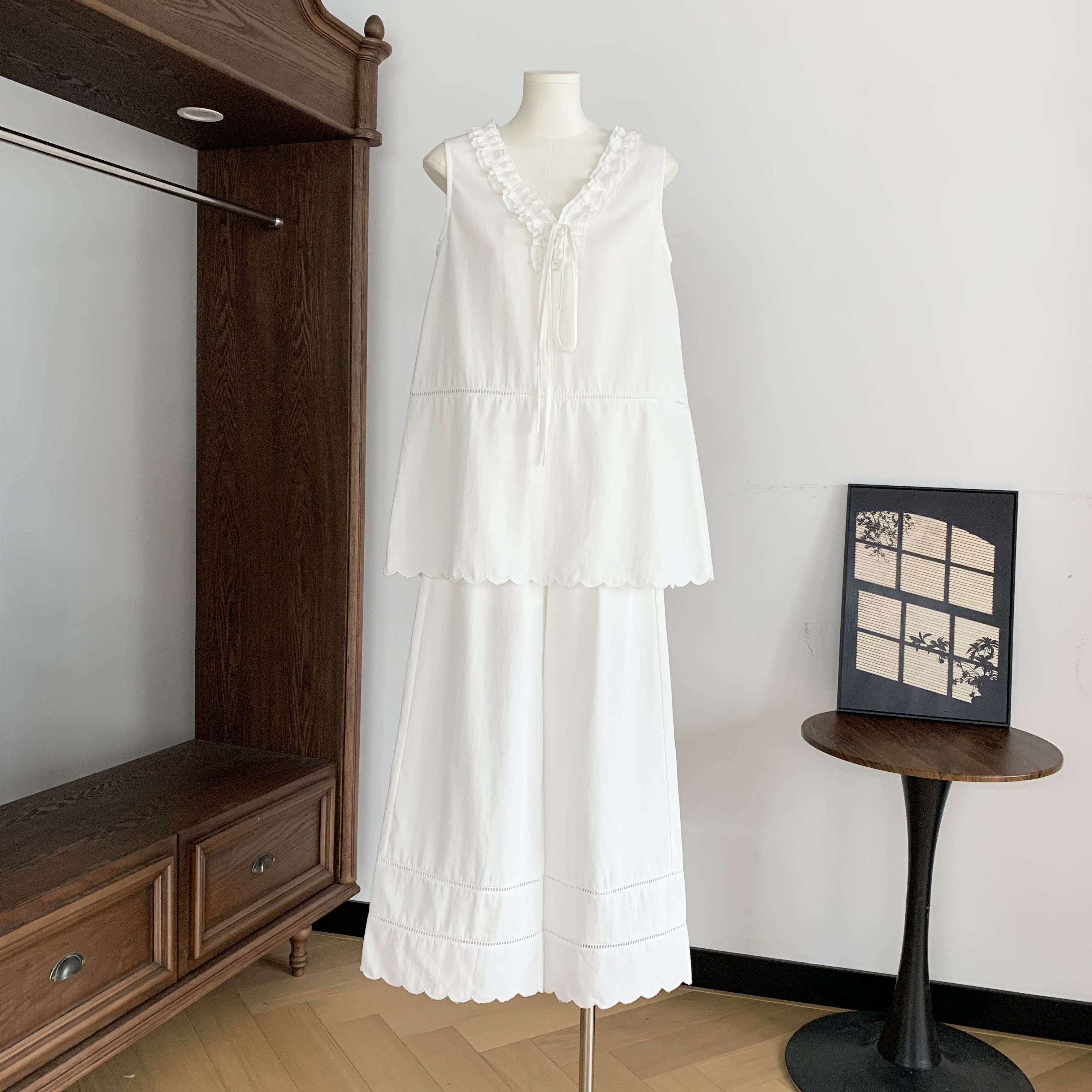 aaaaxbbb 제네바 분수 화이트 면 린넨 자수 세트 V넥 슬립 스트랩 맨위 레이스 긴 바지