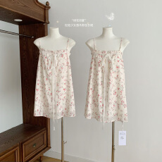 批发韩<b class='q'>雨</b>嘉“绯花初夏”松弛少女感吊带连衣裙夏碎花宽松显瘦短款裙子