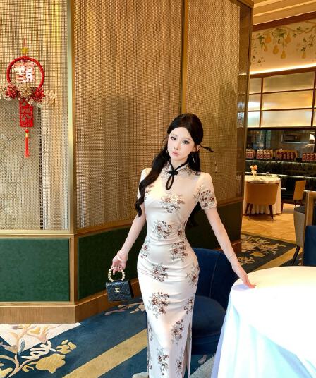 실사 국풍 품격 살구 색상 치파오 스탠드 칼라 단추 디자인 센스 허리 수축 슬림해 보이는 트임 길다 그룹