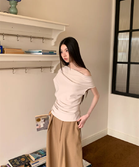 비스듬한 어깨 품격 티셔츠 여름 새로운 허리 수축 슬림해 보이는 불규칙 디자인 오프숄더 맨위