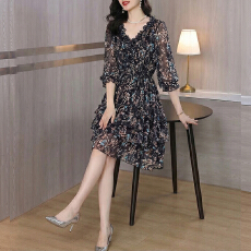 批发2026春季宽松V领休闲系带收腰雪纺印花<b class='q'>连衣裙</b>