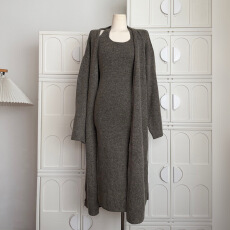 批发韩雨嘉【摩卡棕】灰色羊毛挂脖花纱针织<b class='q'>吊带</b><b class='q'>连衣裙</b>秋V领开衫套装