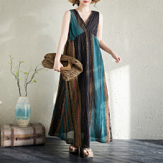 批发实拍2026夏季条纹新款设计感V领极简气质显瘦无袖连衣裙长裙女