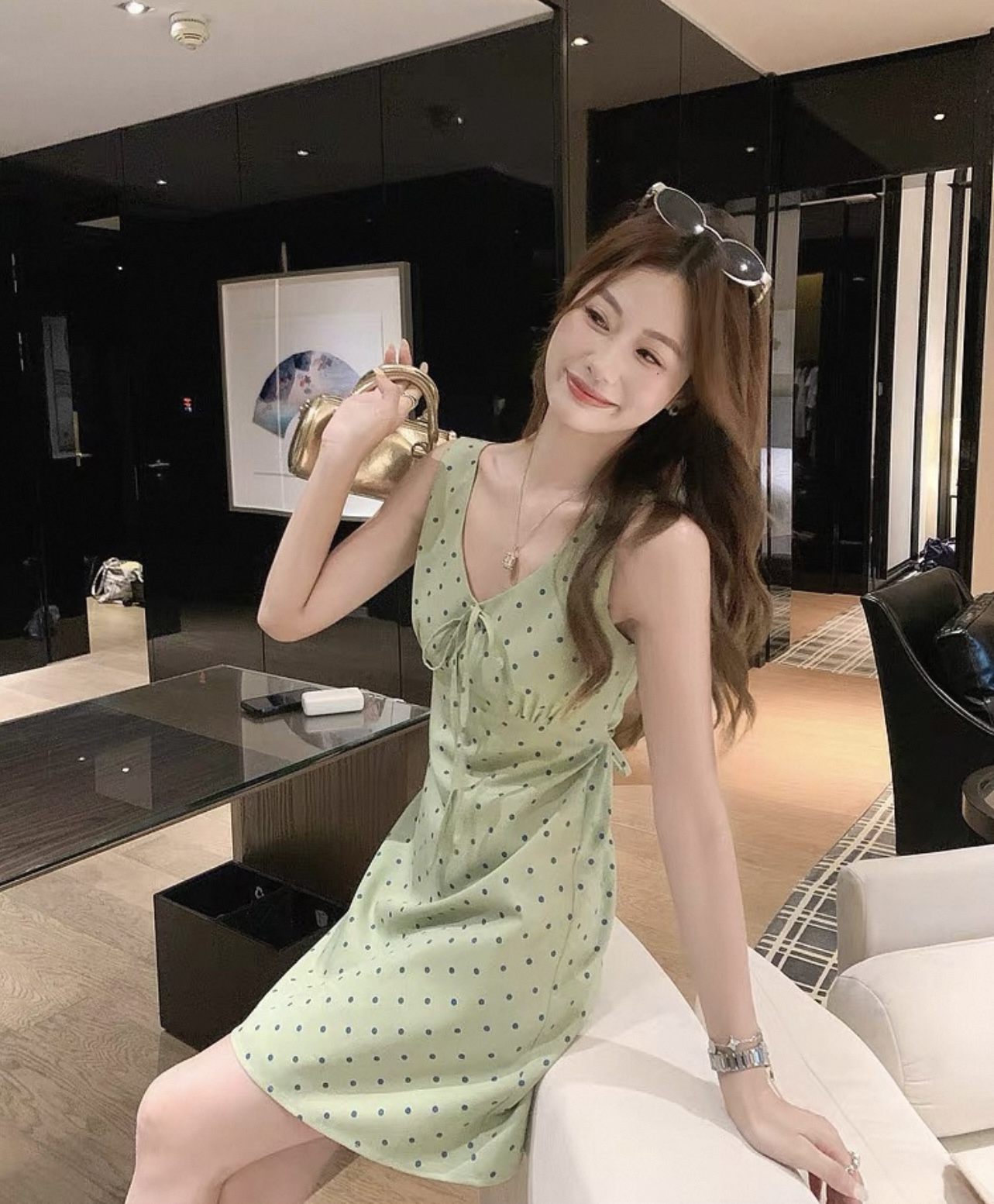 한 부서 도트 무늬 허리 수축 V넥 드레스