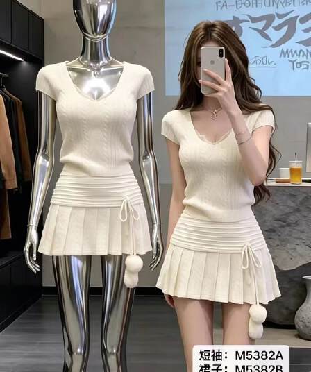 정가 순수한 욕망 V넥 레이스 홀로우 아웃 니트 반팔 가로 줄무늬 슬림해 보이는 플리츠 치마 세트