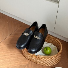 批发2026春季新品重工水洗马皮 手工做旧小皮鞋扣复古乐福鞋女一脚蹬