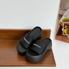 日系银色厚底拖鞋女2026夏季新款气质高级配裙子旅游凉拖鞋