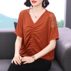 批发<b class='q'>中老年</b>妈妈夏季洋气V领宽松大码遮肉显瘦拼接<b class='q'>短袖</b>烫钻高贵T恤上衣