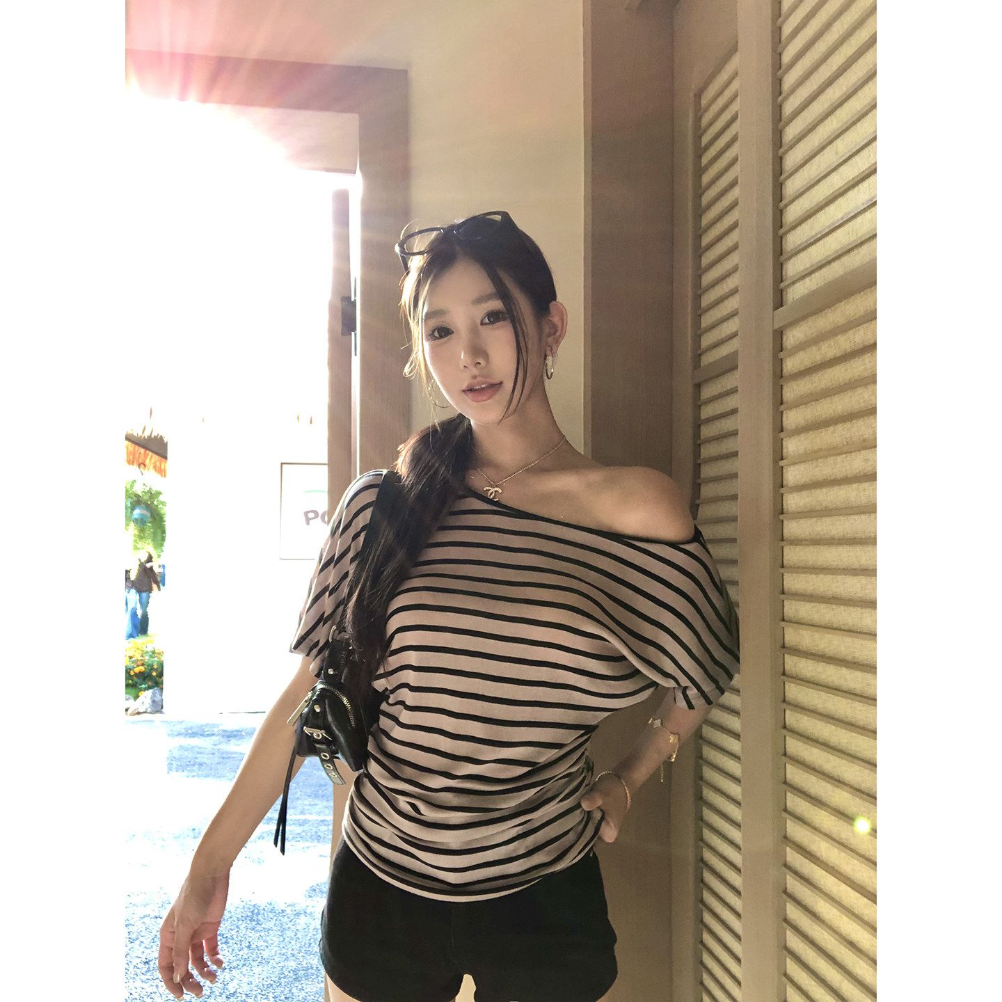 레드 맨 파빌리온 반팔 티셔츠 여성 2026 새로운 여름 착용 가져 가라. 튀김 거리 고유 한 아름다운 스트라이프 오프숄더 비스듬한 어깨 의류