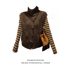 批发<b class='q'>大码</b>胖妹妹韩系慵懒牛角扣翻领针织外套马甲女秋冬条纹打底衫套装