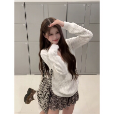 批发韩系白色V领针织衫麻花毛衣女秋冬内搭打底外穿高级感巨好看<b class='q'>上衣</b>