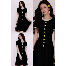 批发法式轻奢高级感名媛千金风气质黑色圆领<b class='q'>钉珠</b>收腰拼接百褶<b class='q'>连衣裙</b>女