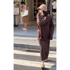 批发法式复古气质宽松长袖<b class='q'>T</b><b class='q'>恤</b>女装2025秋冬新款百搭豹纹半<b class='q'>裙</b>时尚套装