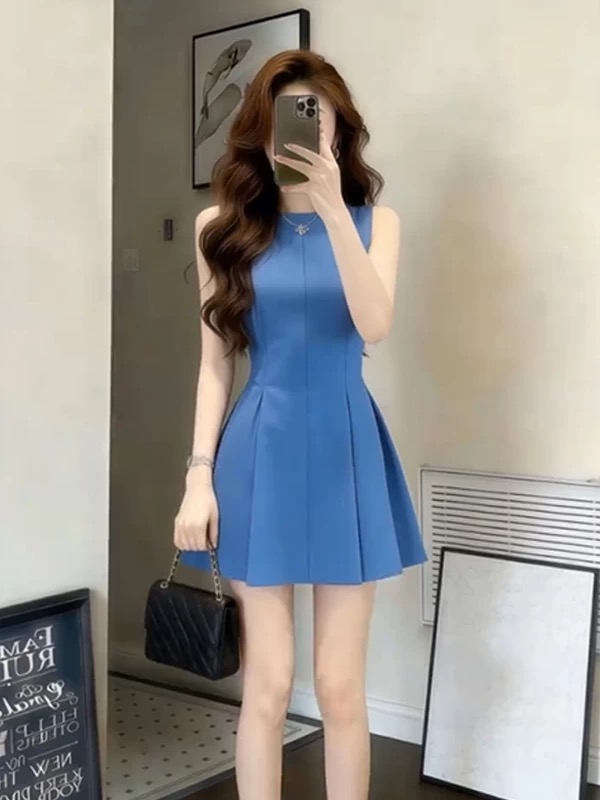 빛 요리 한 바람 품격 파란색 민소매 드레스 2026 여름 새로운 작은 대중 다용도 허리 수축 한 마디 미니 스커트 여성 의류