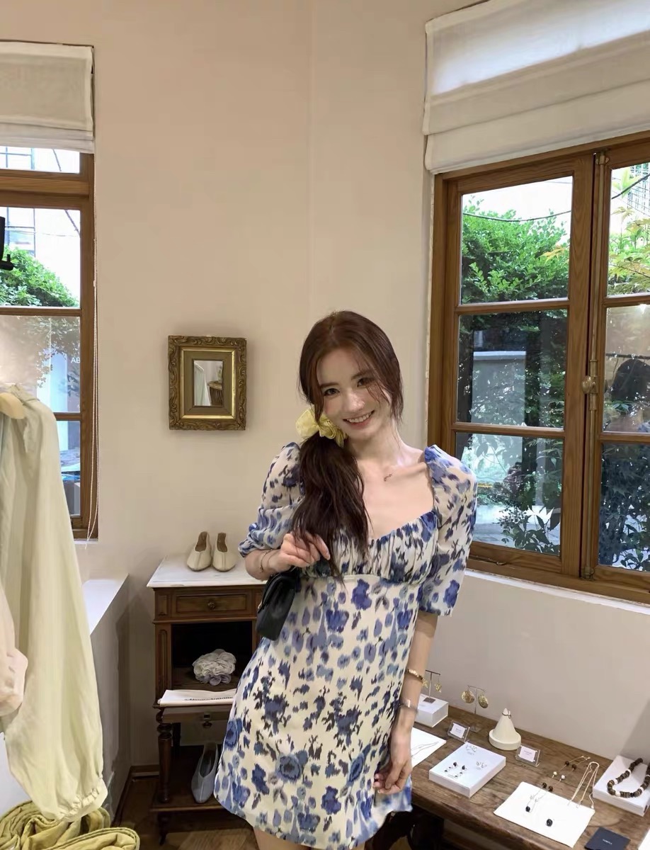프랑스식 순수한 욕망 품격 광장 칼라 파란색 꽃무늬 드레스 2026 여름 새로운 허리 수축 슬림해 보이는 짧은 치마 여성 의류