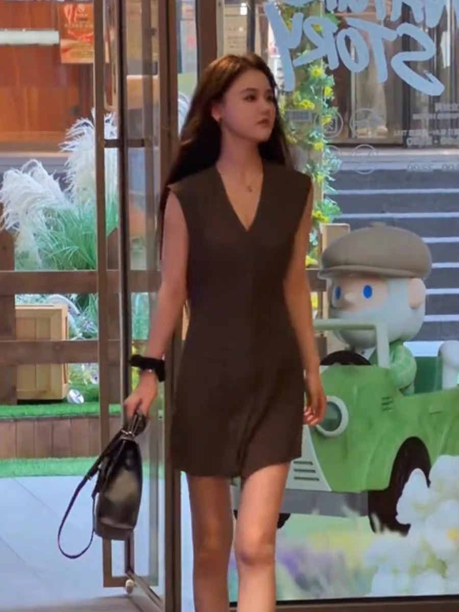 작은 대중 디자인 센스 품격 미니멀리즘 민소매 드레스 2026 여름 새로운 로얄 자매 높음 지혜 센스 허리 수축 미니 스커트 여성