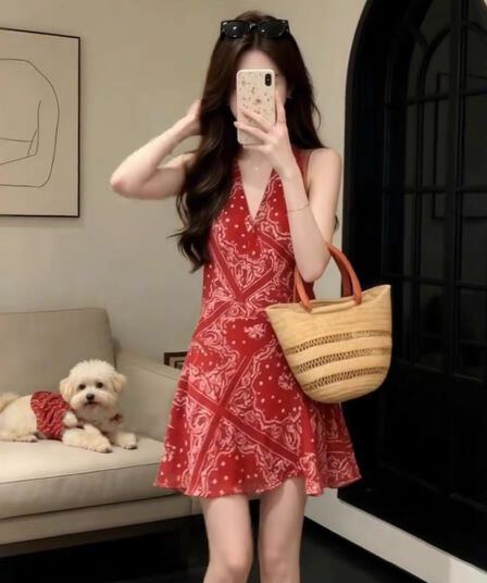 프랑스식 품격 빨간색 V넥 여성 드레스 여름 2026 새로운 해변가 휴가 고급 센스 아름다운 짧은 치마