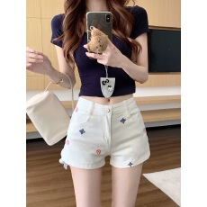 批发韩系彩色刺绣白色牛仔短裤女2026夏季新款减龄小清新阔腿A字热裤