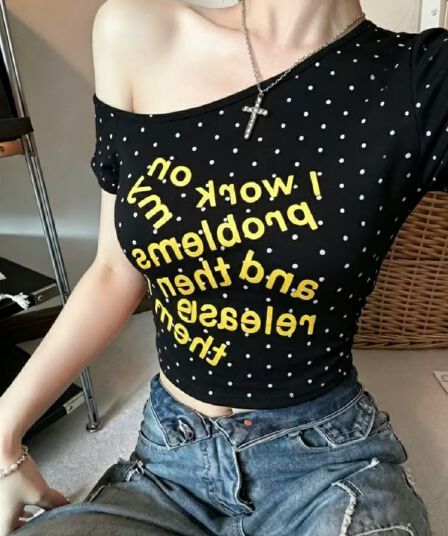 실사 정가 감소되지 않음 도트 무늬 디자인 센스 비스듬한 어깨 Chic 여성 알파벳 프린트 이슬 어깨끈 가슴 패드 짧은 맨위