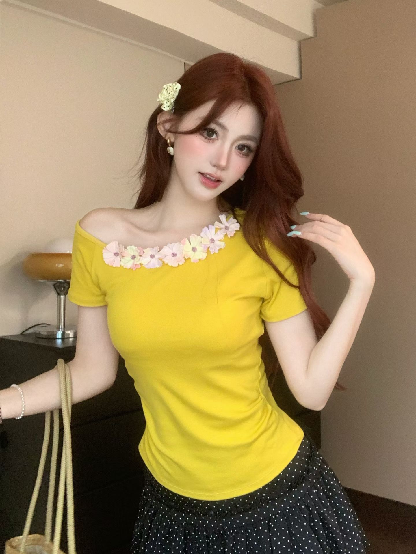 실사 정가 감소되지 않음 활력 활력 바람 색상 꽃 비스듬한 어깨 티셔츠 몸매 가꾸기 Chic 오프숄더 반팔 셔츠