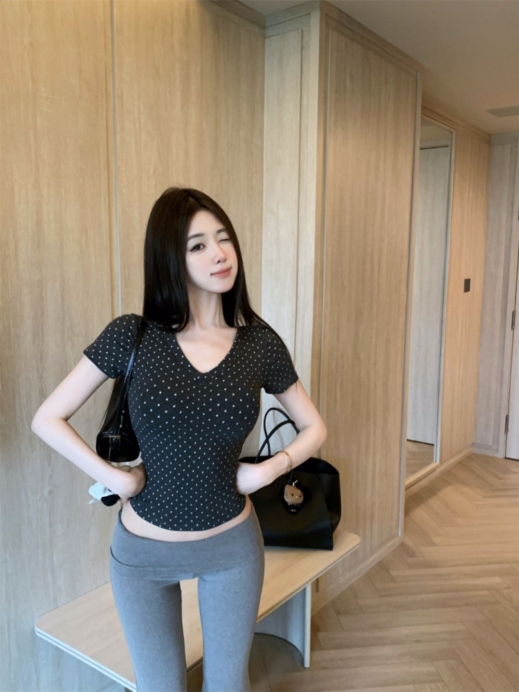 실사 정가 감소되지 않음 26 년 V넥 반팔 티셔츠 여성 여름 2026 새로운 도트 무늬 긍정적 인 어깨 반소매 맨위
