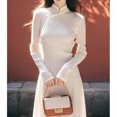 批发新中式国风盘扣针织连衣裙女秋冬高级感气质打底内搭旗袍毛衣长裙