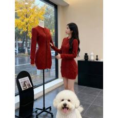 批发韩国巨好看的红色针织<b class='q'>毛衣</b>连衣裙子女装秋冬圣诞2025新款包臀短裙