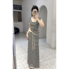 批发韩系穿搭一整套今年流行气质修身T恤女+撞色显瘦条纹半身裙两件套