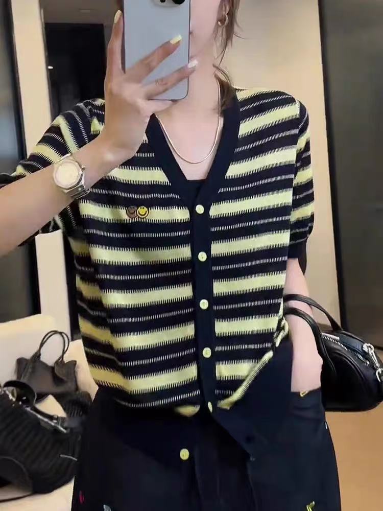 여름 캐주얼 미니멀리즘 배색 V넥 스트라이프 싱글 줄 버튼 니트 반팔 출퇴근 다용도 맨위 트렌디