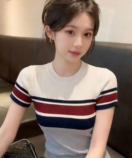 빛 요리 한 바람 라운드 넥 배색 스트라이프 반팔 니트 스웨터 여성 2026 여름 새로운 품격 슬림해 보이는 고급 센스 맨위