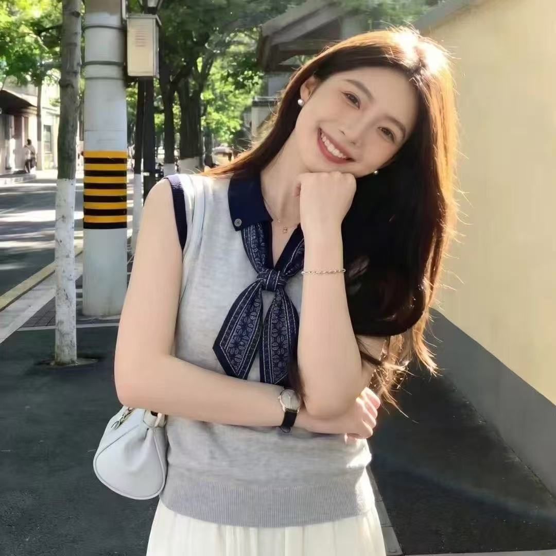자이언트 잘 생긴 스카프 넥타이 긍정적 인 어깨 니트 티셔츠 여성 2026 슈퍼 화재 연령 감소 여름 한 부서 품격 어깨 맨위