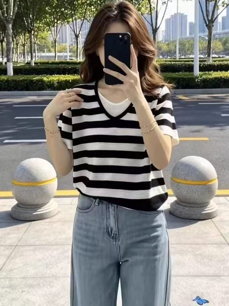 페이크 레이어드 스트라이프 배색 V넥 반팔 니트 스웨터 여성 여름 새로운 루즈핏 슬림해 보이는 다용도 외국 가스 얇은 맨위