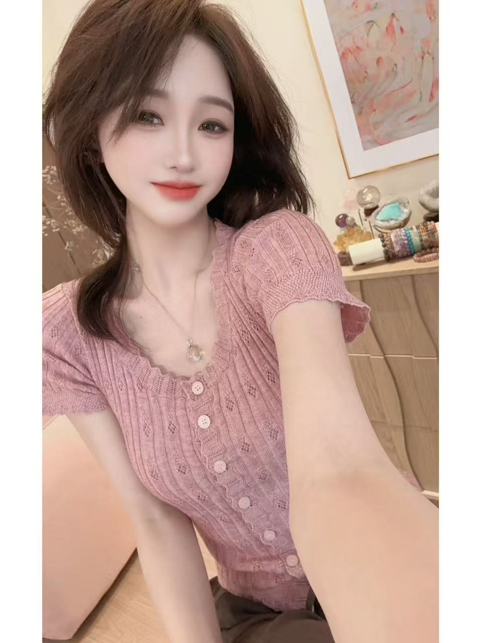 프랑스식 달콤한 스타일 핑크색 반팔 니트 스웨터 여성 2026 년 여름 슈퍼 잘 생긴 레이스 단추 디자인 센스 맨위
