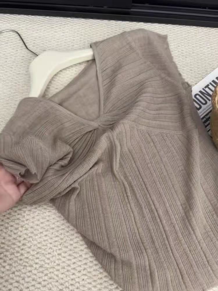 한 부서 오트밀 색상 V넥 비틀림 니트 반팔 티셔츠 여성 여름 디자인 센스 몸매 가꾸기 슬림해 보이는 품격 다용도 맨위