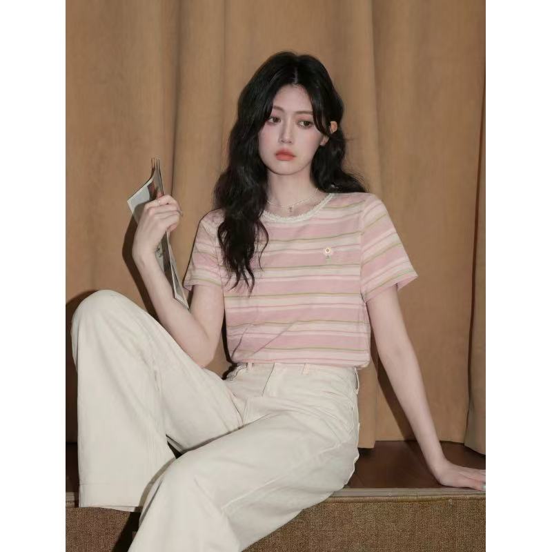 핑크색 스트라이프 라운드 넥 반팔 티셔츠 여성 여름 2026 새로운 루즈핏 고유 한 아름다운 자이언트 잘 생긴 긍정적 인 어깨 의류