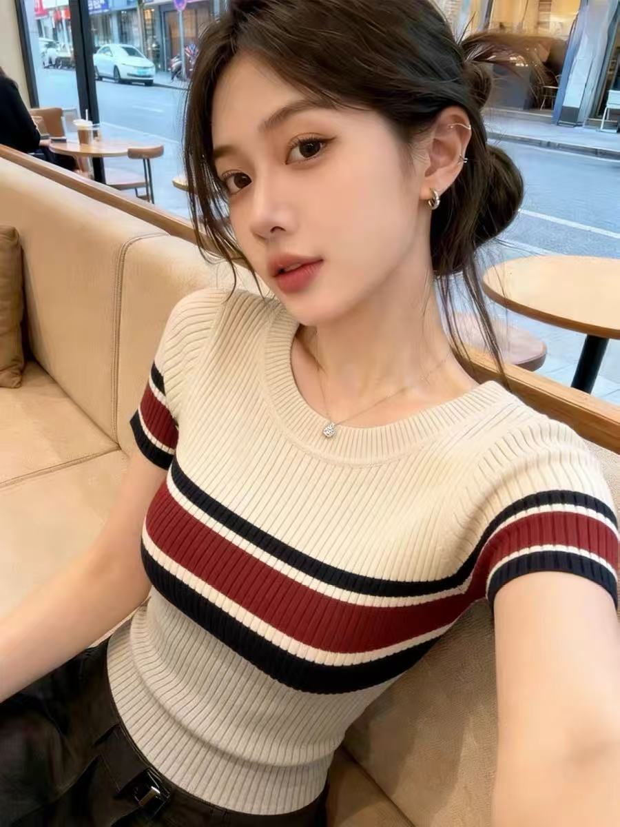 한국 스타일 작은 대중 Chic 배색 스트라이프 라운드 넥 얼음 실크 반팔 니트 스웨터 여성 여름 얇은 스타일 슬림해 보이는 티셔츠 맨위