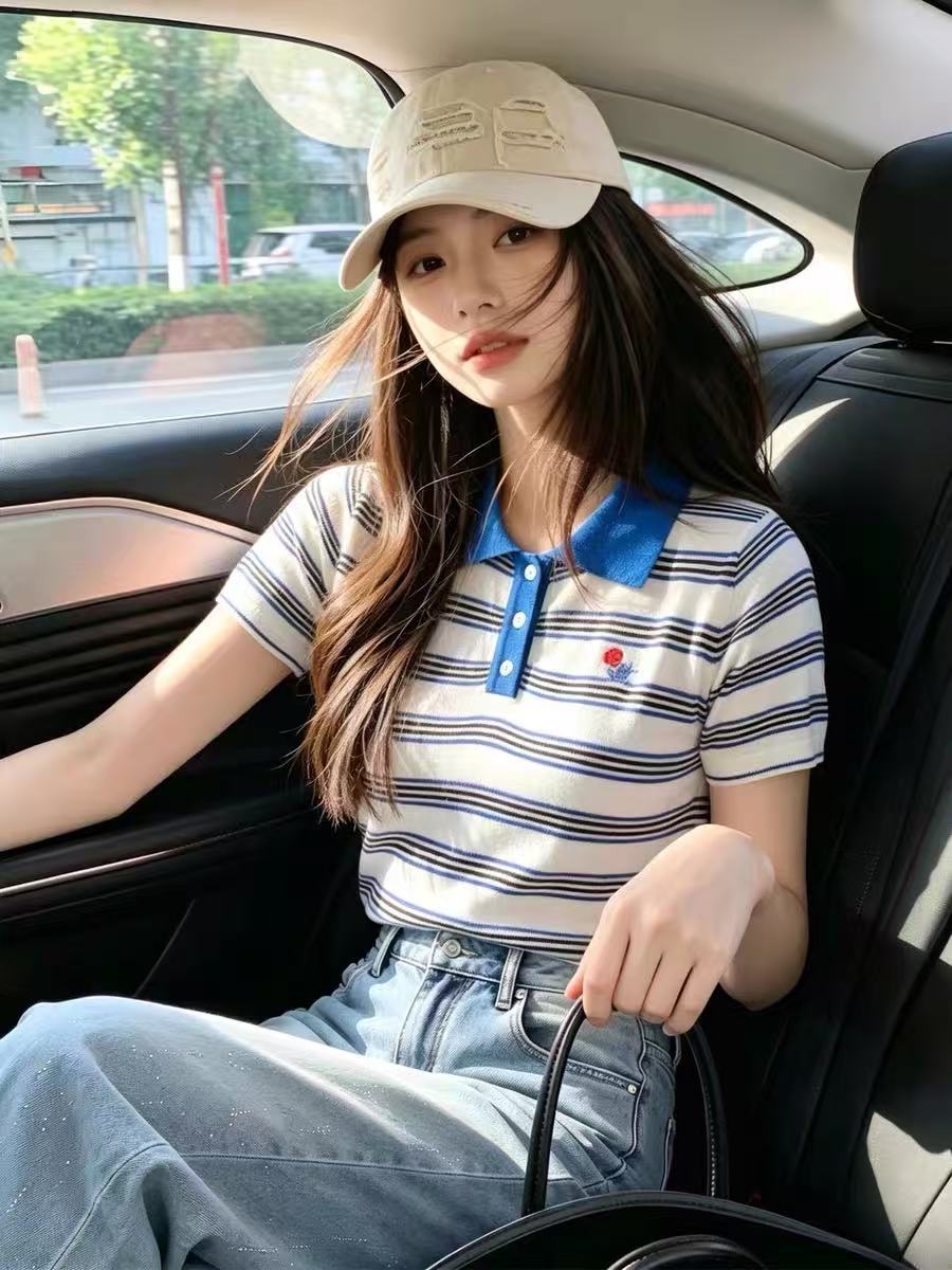 파란색 스트라이프 POLO 칼라 반팔 티셔츠 여성 2026 새로운 여름 절묘한 디자인 센스 맨위 착용 가져 가라.