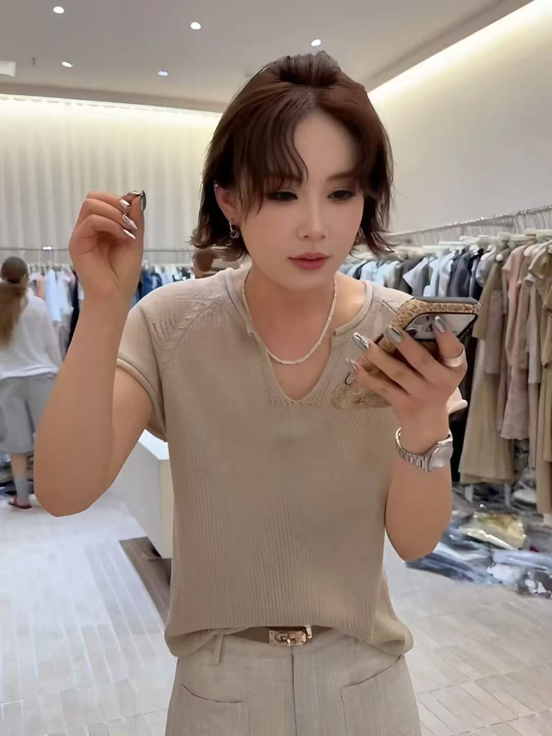 빅 사이즈 한 부서 V넥 볼륨 측면 화이트 얇은 스타일 반팔 니트 스웨터 여성 여름 새로운 지방 mm 슬림해 보이는 표지 고기 맨위