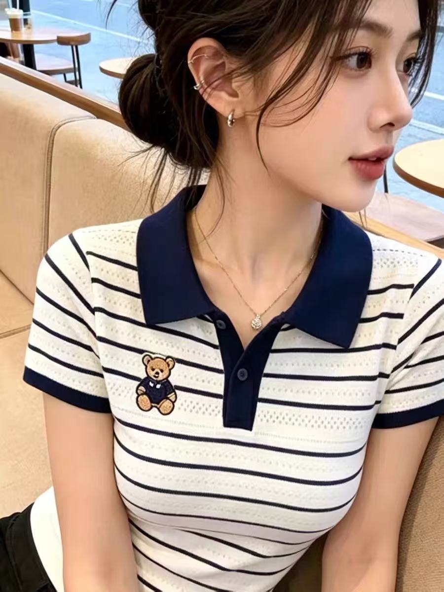 한 부서 학원 스타일 배색 스트라이프 작은 곰 자수 POLO 칼라 반팔 니트 스웨터 여성 여름 새로운 연령 감소 다용도