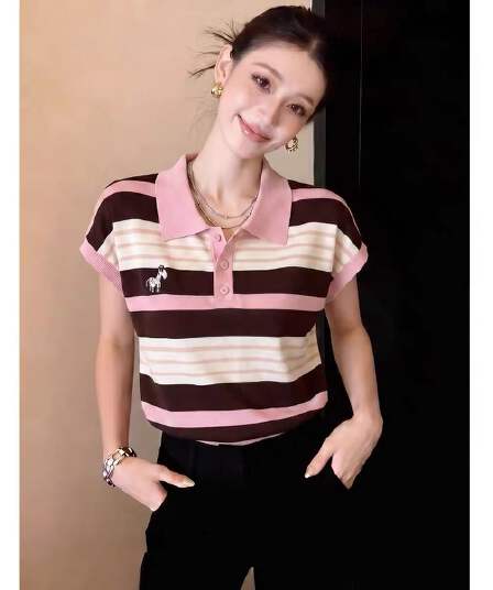 스트라이프 POLO 칼라 반팔 티셔츠 여성 2026 여름 새로운 분말 브라운 배색 자수 작은 말 연령 감소 루즈핏 맨위