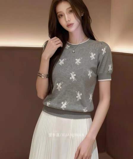 2026 여름 새로운 빛 럭셔리 바람 반팔 니트 스웨터 여성 회색 꽃 자수 부드러운 바람 연령 감소 맨위 트렌드