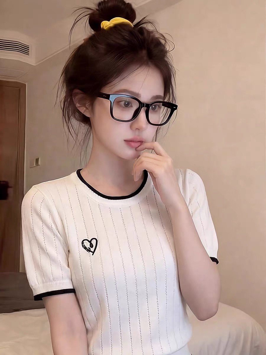 한 부서 배색 레이스 라운드 넥 하트 자수 반팔 니트 스웨터 여성 여름 외국 가스 연령 감소 루즈핏 슬림해 보이는 맨위