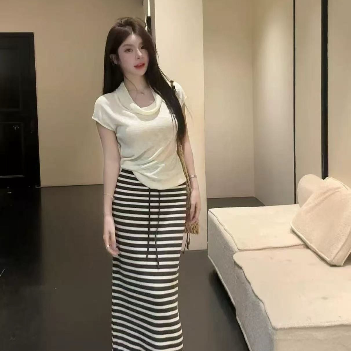 한 부서 학원 스타일 폴로 칼라 반팔 니트 스웨터 여성 2026 새로운 홀로우 아웃 스트라이프 자이언트 잘 생긴 품격 슬림해 보이는 맨위