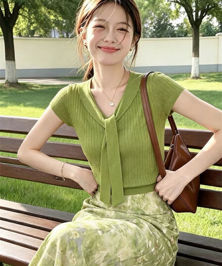 한 부서 도파민 녹색 리본 홀로우 아웃 니트 티셔츠 여성 2026 여름 새로운 몸매 가꾸기 슬림해 보이는 품격 맨위