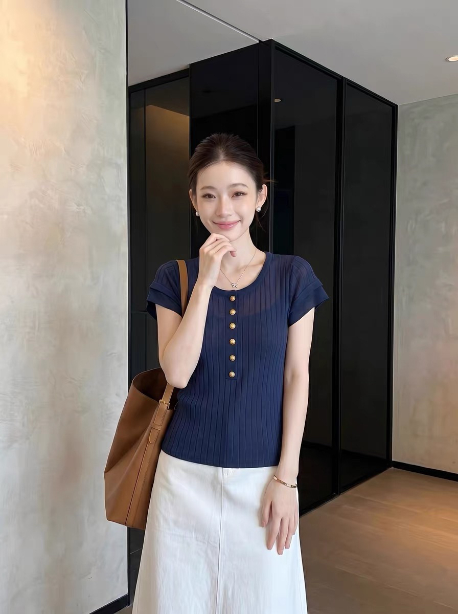 한 부서 아름다운 블루 색상 라운드 넥 싱글 줄 버튼 반팔 티셔츠 여성 여름 섹션 캐주얼 미니멀리즘 Chic 풀오버 맨위