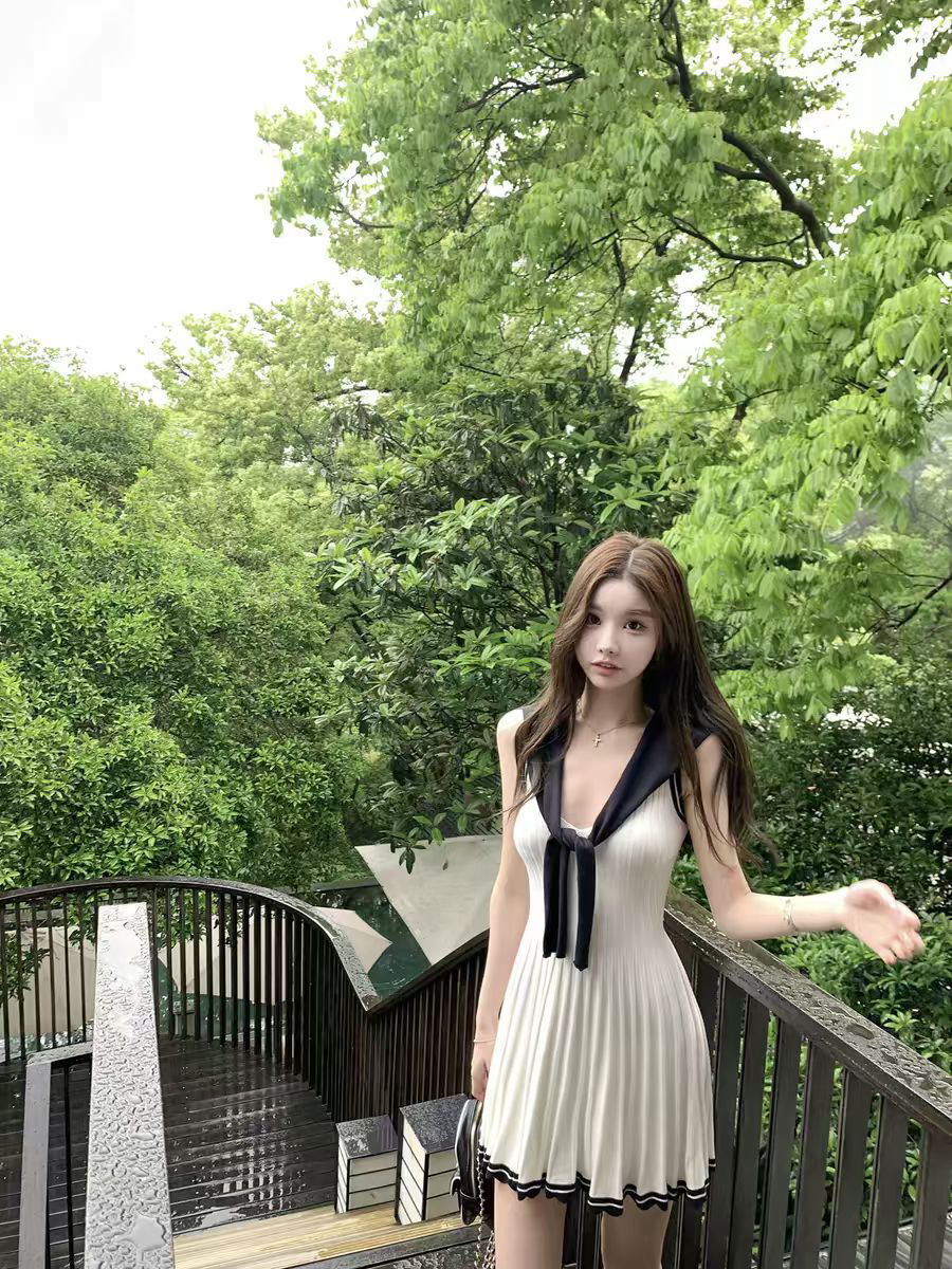 한 부서 순수한 욕망 바람 품격 V넥 민소매 니트 여성 드레스 허리 수축 슬림해 보이는 A라인 스커트 작은 키 플리츠 미니 스커트